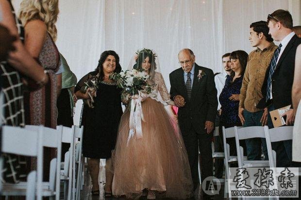 女子瘫痪数年婚礼时奇迹站起 搀扶下走完红毯